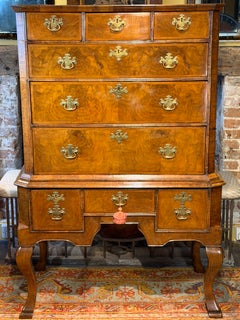 Commode en noyer de style Queen Anne sur pied