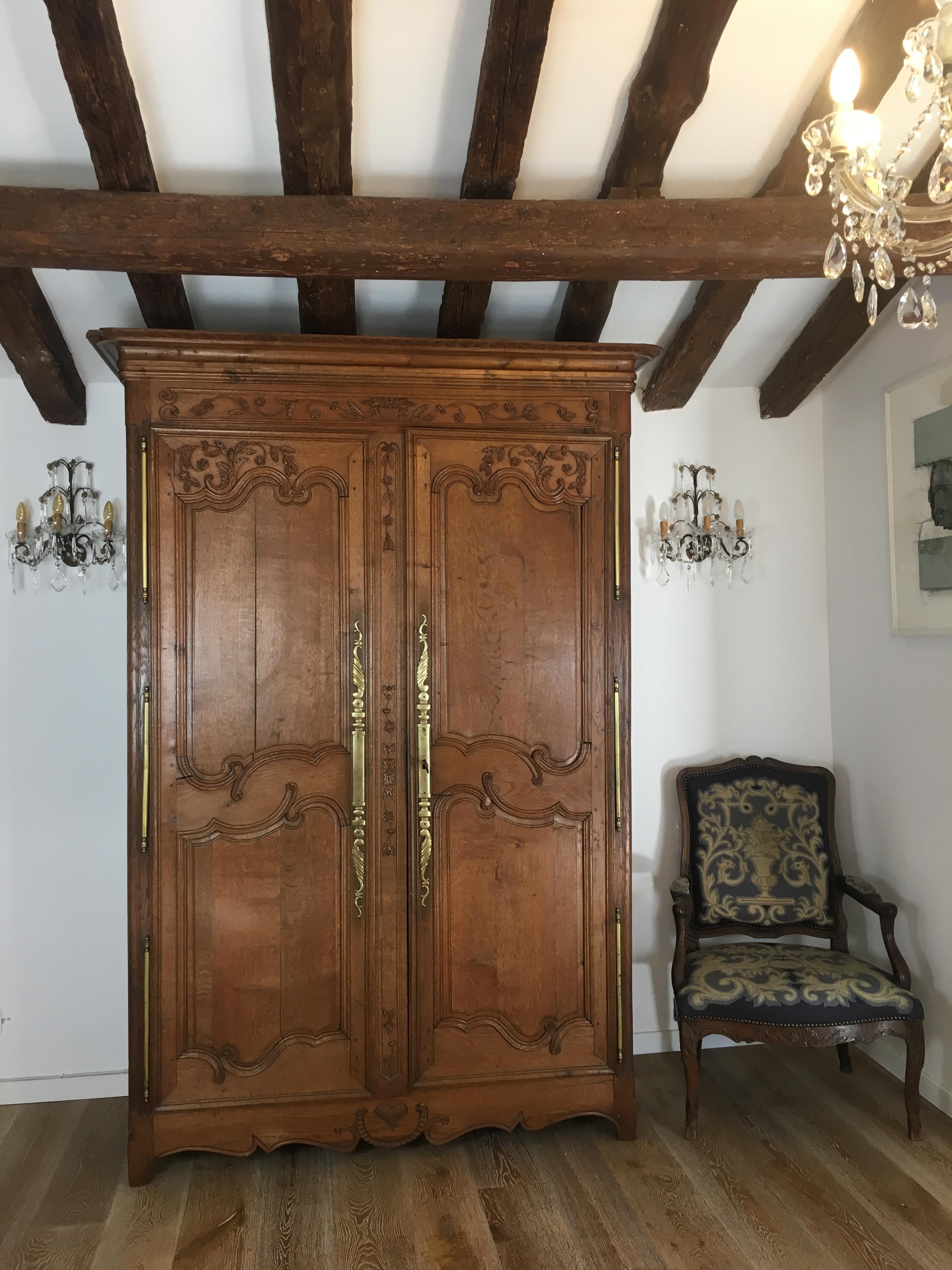 Imprégnée d'histoire, cette captivante armoire de mariage française du XIXe siècle de style Louis XV de Normandie est fabriquée en chêne blanc français et incarne le charme du style Louis XV. 

La frise ornementale et les panneaux surélevés