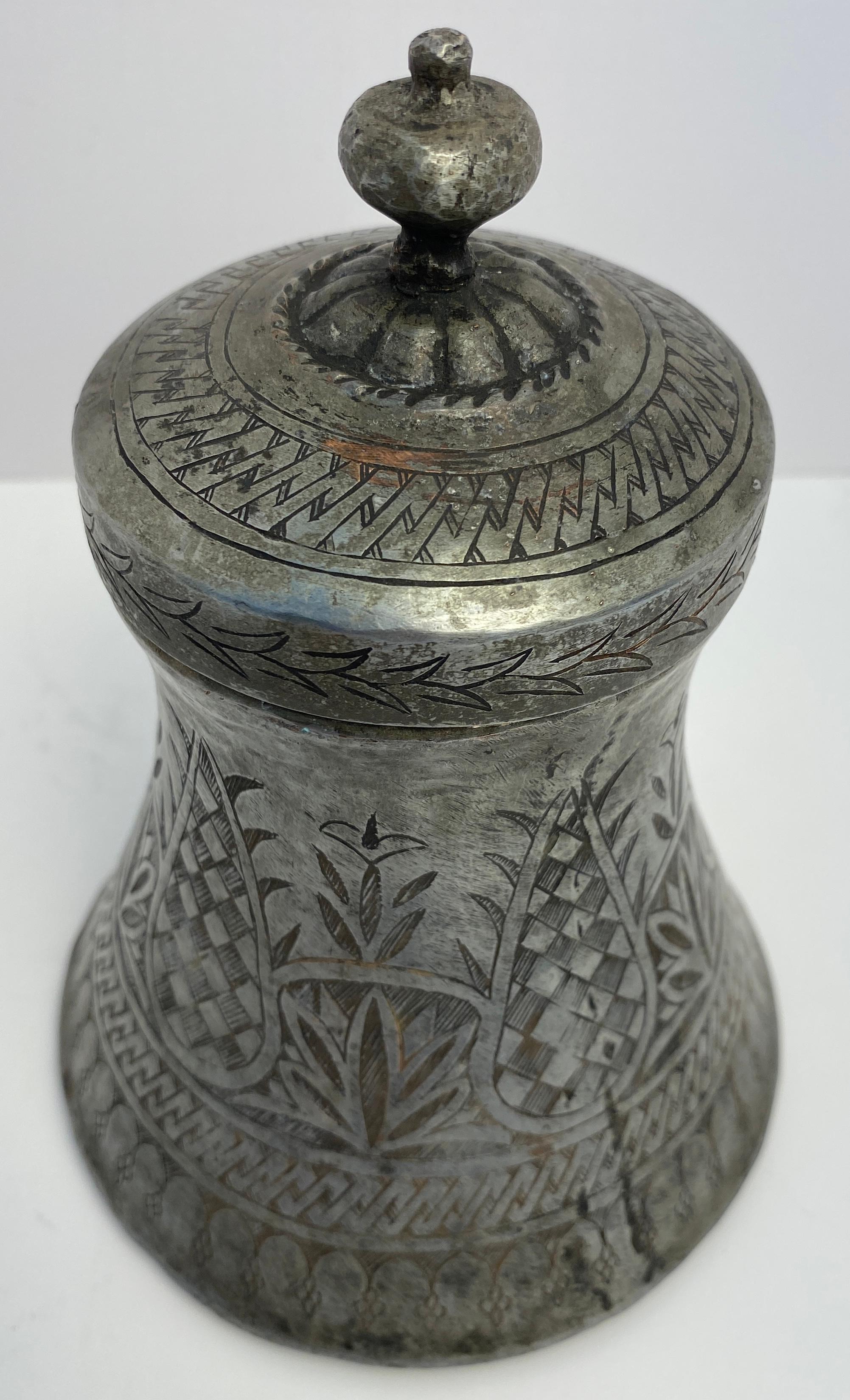 Antiguo Recipiente o Urna Nupcial Morisca Grabada a Mano en Bueno estado para la venta en Miami, FL