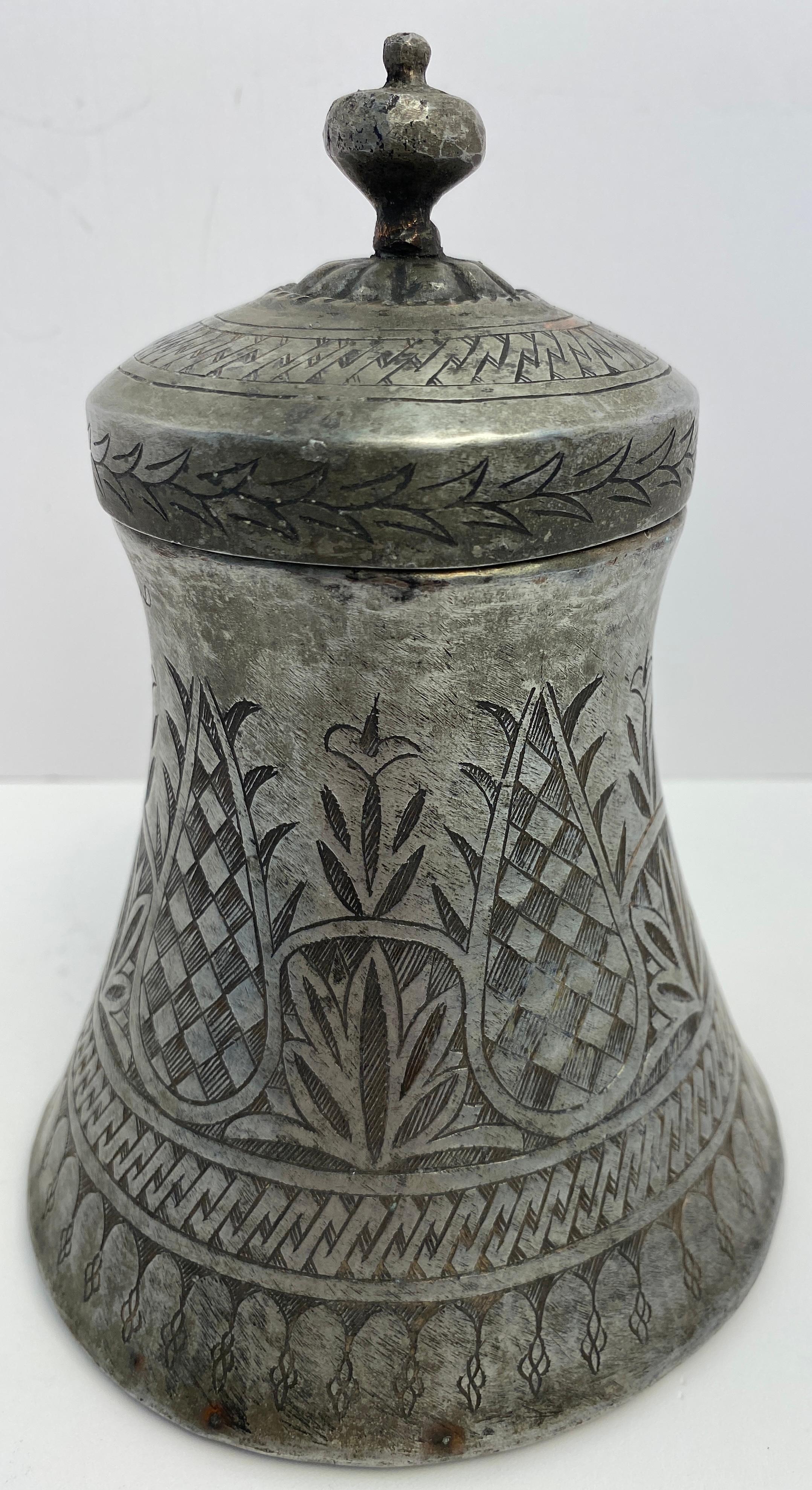 Antiguo Recipiente o Urna Nupcial Morisca Grabada a Mano Peltre en venta