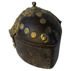 Scatolina africana d’epoca in legno e ottone con coperchio a cupola e chiusura in ottone traforato