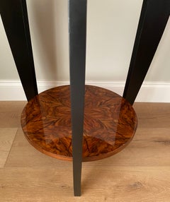 Mesa gueridón francesa de estilo Art Déco de dos niveles, de madera de amboyna y laca negra
