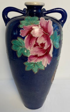 Vaso antico giapponese in stile Satsuma, tipo "Moriage", blu cobalto con motivi floreali e doppio manico
