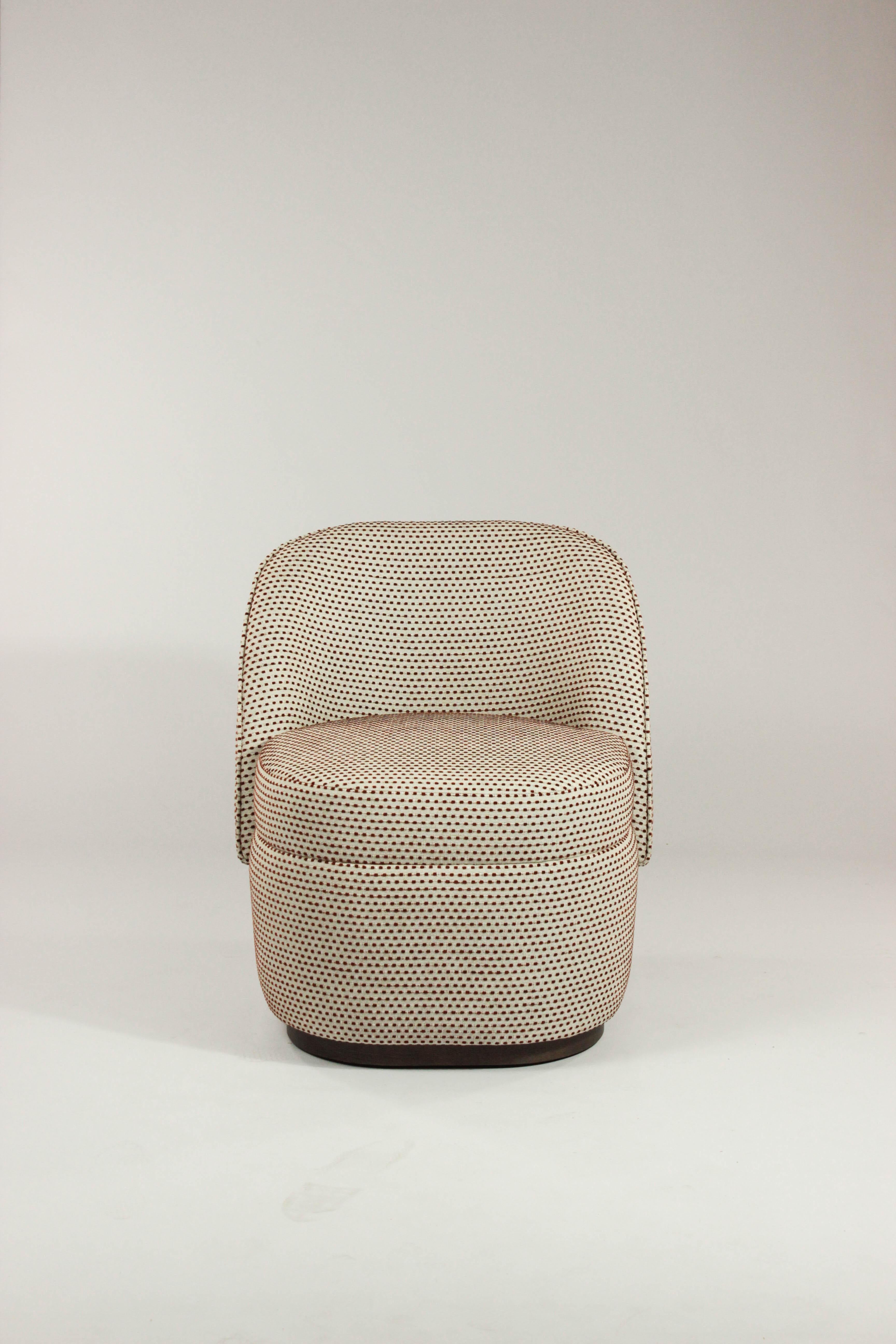 Le fauteuil Bisou se caractérise par des courbes plongeantes, des accoudoirs qui reviennent doucement et une forme sculpturale. L'assise et le dossier, serrés mais souples, ainsi que les coutures nettes donnent à ce meuble une apparence propre et