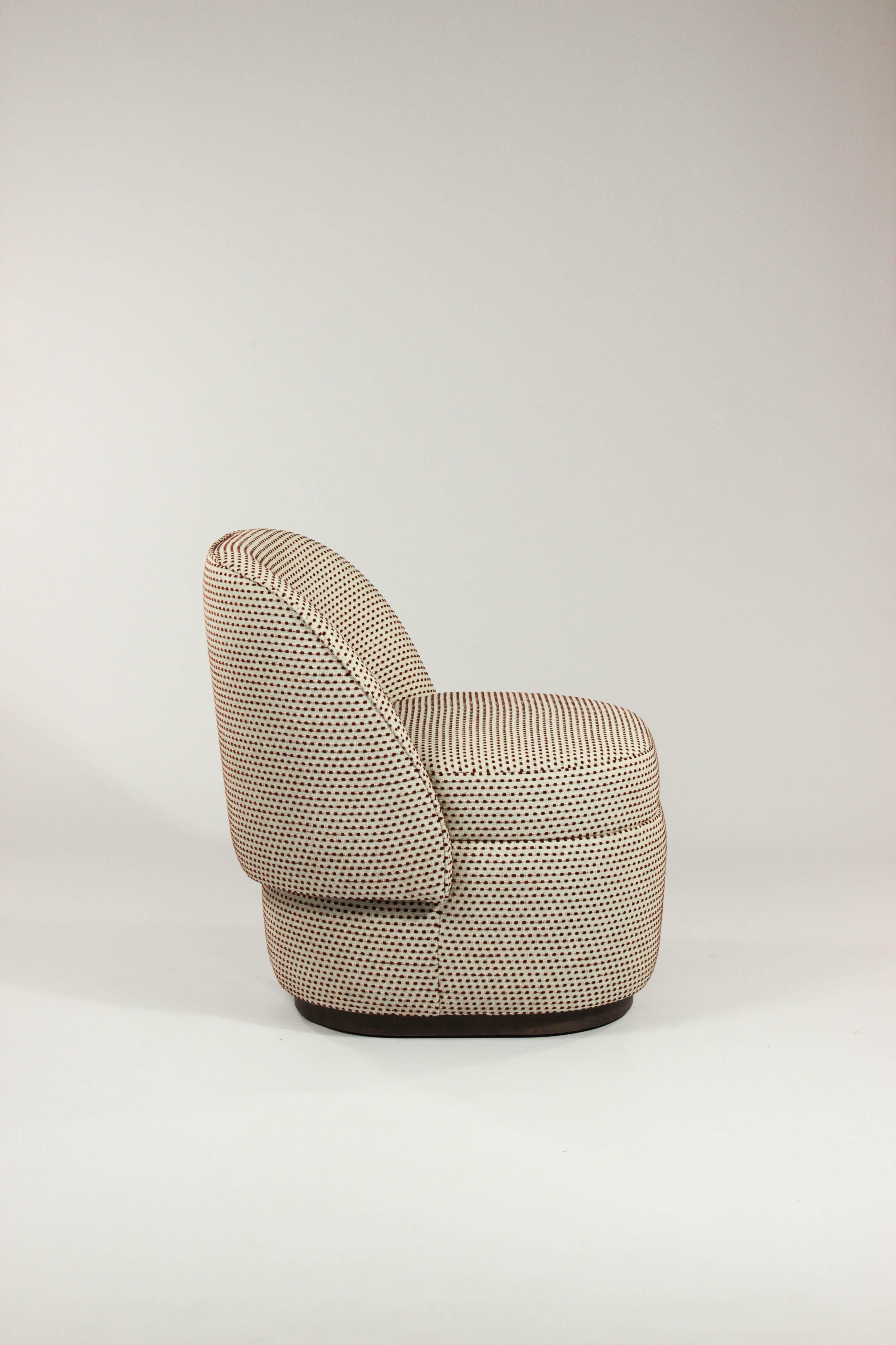 Portugais Fauteuil Bisou Moderne Rembourrage en points rouges et base en Wood Wood en vente