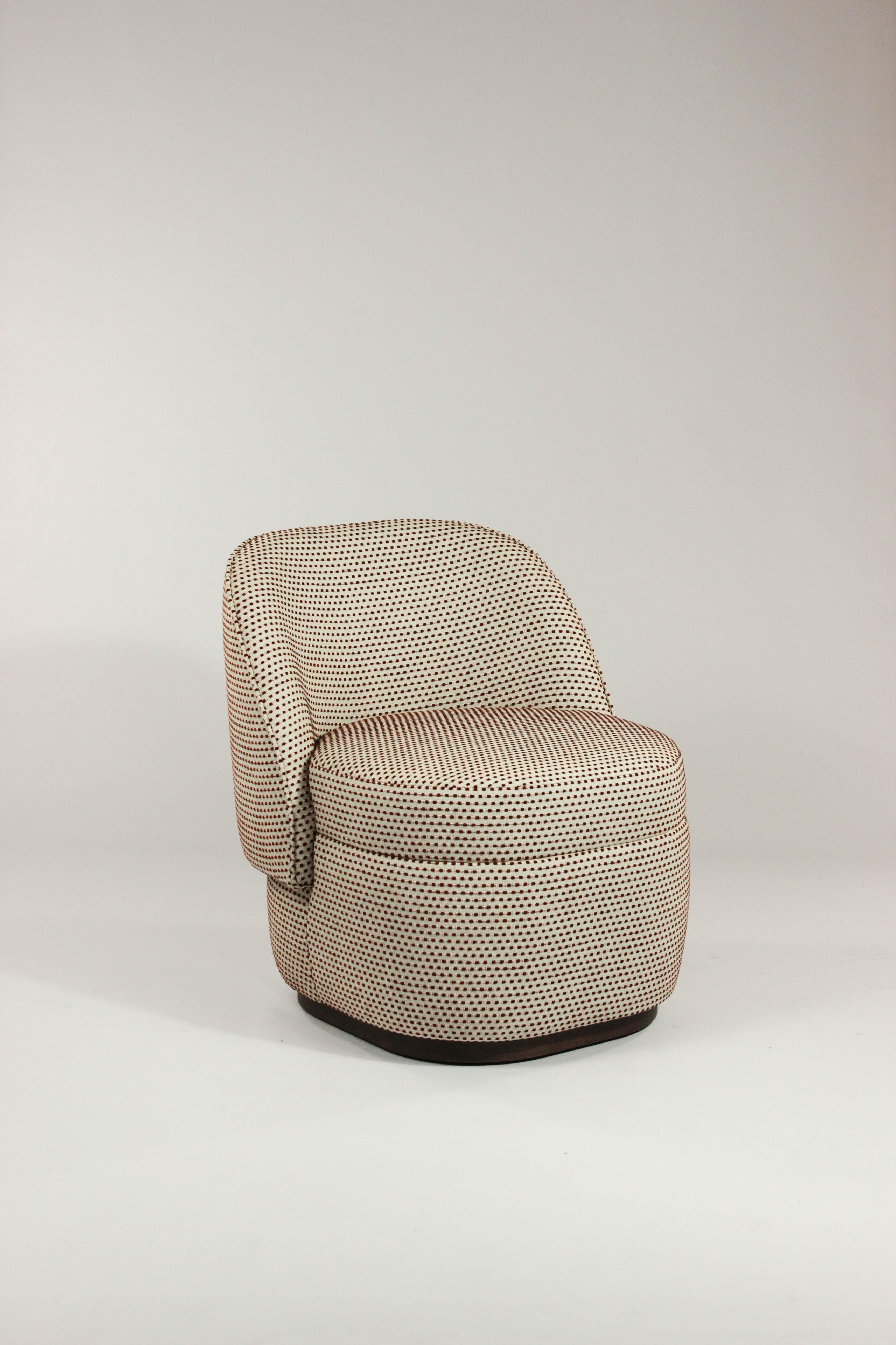 Mid-Century Modern Fauteuil Bisou Moderne Rembourrage en points rouges et base en Wood Wood en vente