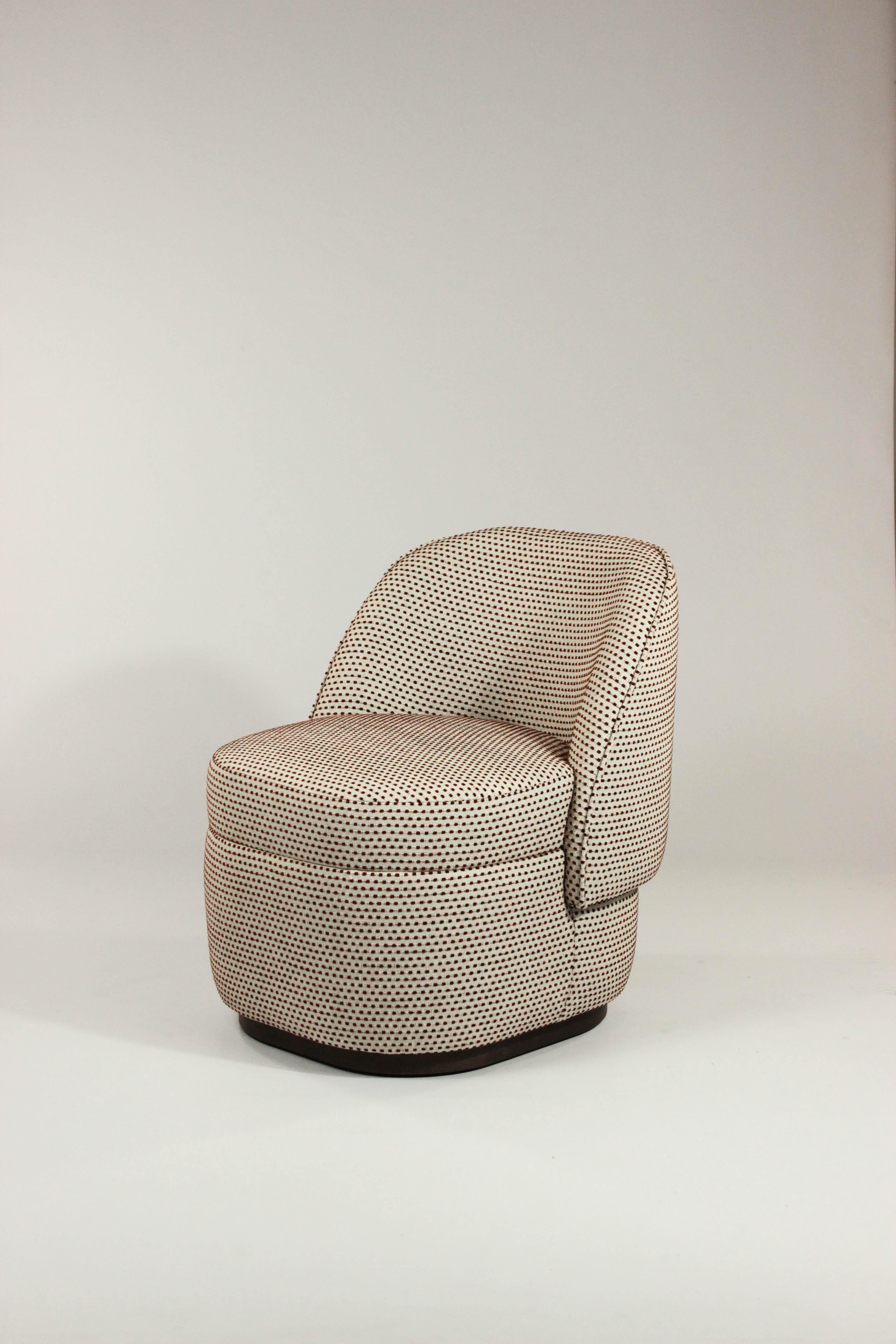 XXIe siècle et contemporain Fauteuil Bisou Moderne Rembourrage en points rouges et base en Wood Wood en vente
