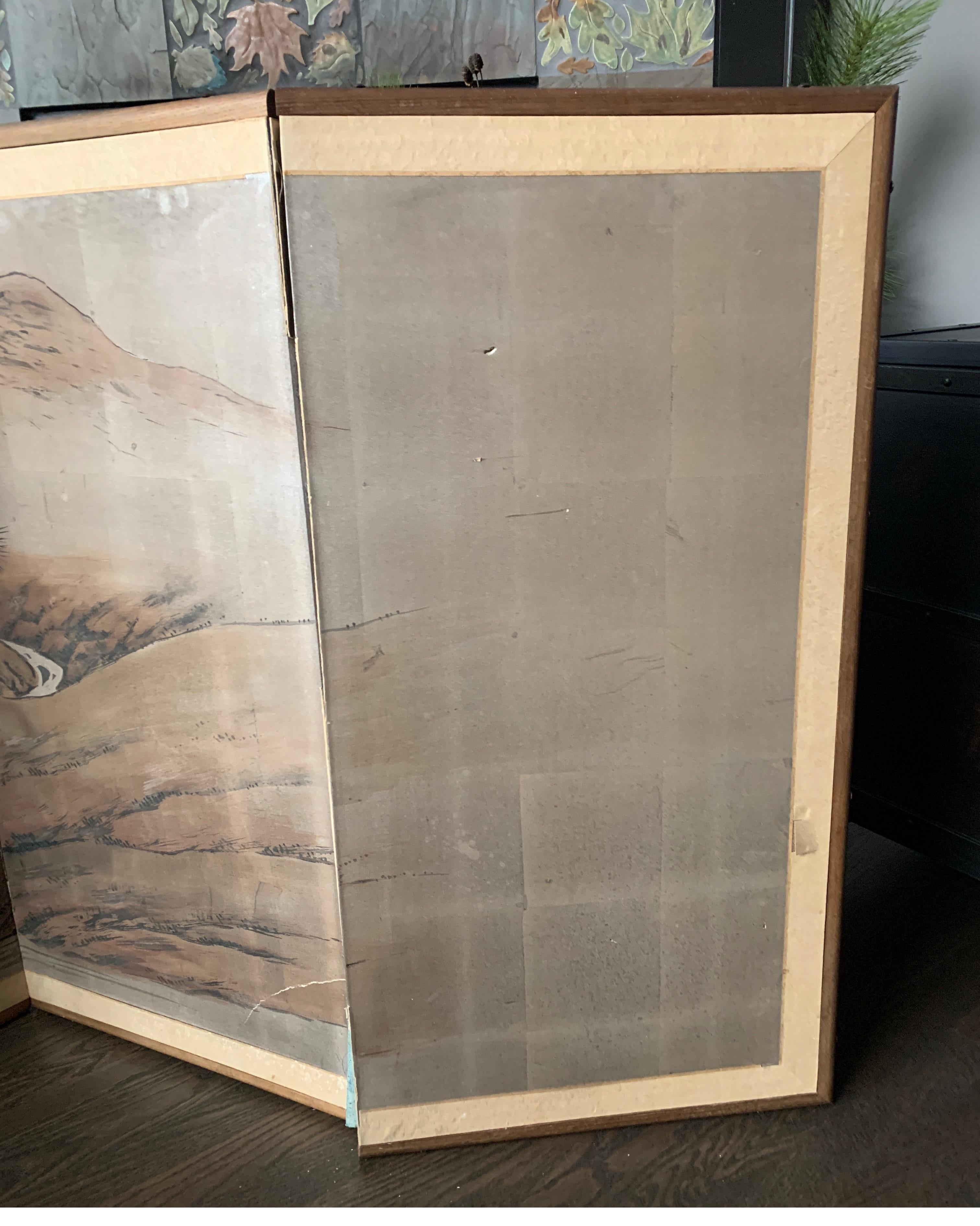 Mid-century Asian Silk Hand Painted Tabletop Screen im Zustand „Starke Gebrauchsspuren“ im Angebot in Chicago, IL