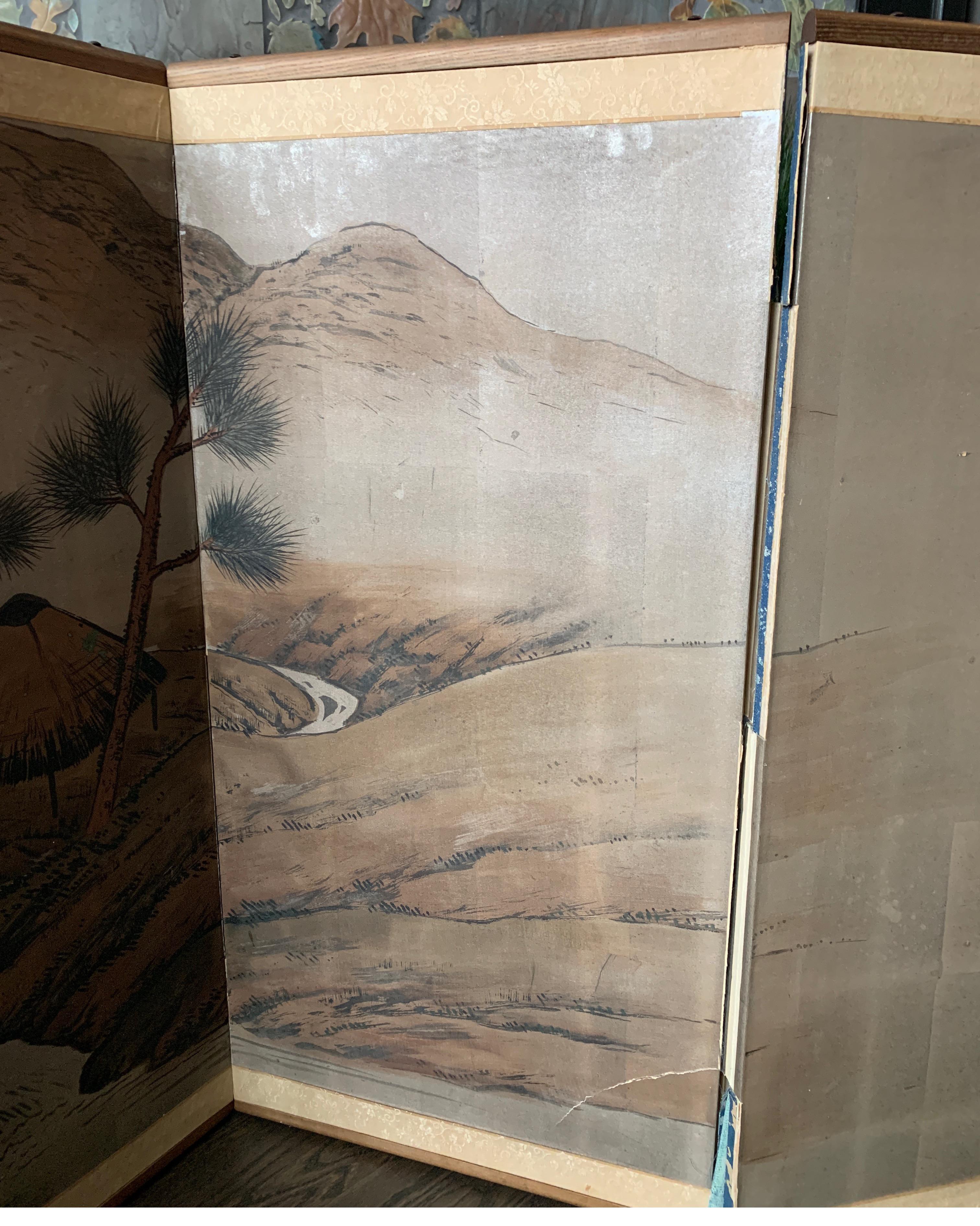 Mid-century Asian Silk Hand Painted Tabletop Screen (20. Jahrhundert) im Angebot