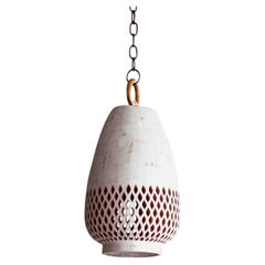 Piccola lampada a sospensione in ceramica bianca, bronzo oliato, collezione Diamantes Atzompa