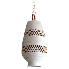 Lampada a sospensione media in ceramica bianca, ottone invecchiato, Collection'S Atzompa di Ajedrez