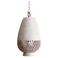 Lampe suspendue en céramique blanche XL, laiton vieilli, Collection Atzompa de Diamantes