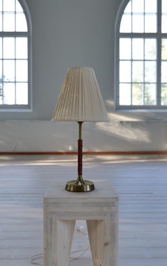 Tischlampe im Mid-Century-Modern-Stil von Ewå Värnamo, Messingfuß, Design aus den 1950er Jahren