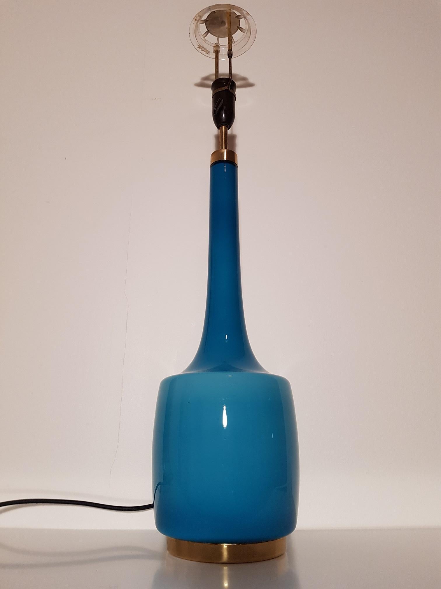 1 vintage table lamp in blue/turquoise opaline glass with brass fittings. Produced in the 1960s by Holm Sorensen & Co in Denmark. Designed by Danish artist Svend Aage Holm Sorensen. Classics design and a proud contribution to the Scandinavian