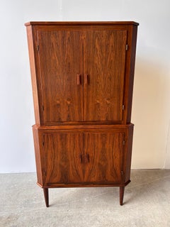 Armoire d'angle en bois de rose du milieu du siècle, de style danois, vers les années 1970