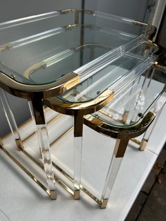 Charles Hollis Jones „Metric Line“ – Set aus 3 ineinander stapelbaren Lucite-Tischen – 1970er Jahre, USA