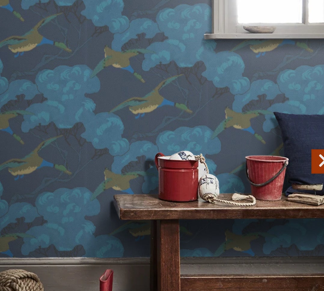 Organico moderno Carta da parati Mulberry Home 'Flying Ducks', rivestimento murale Indigo in vendita