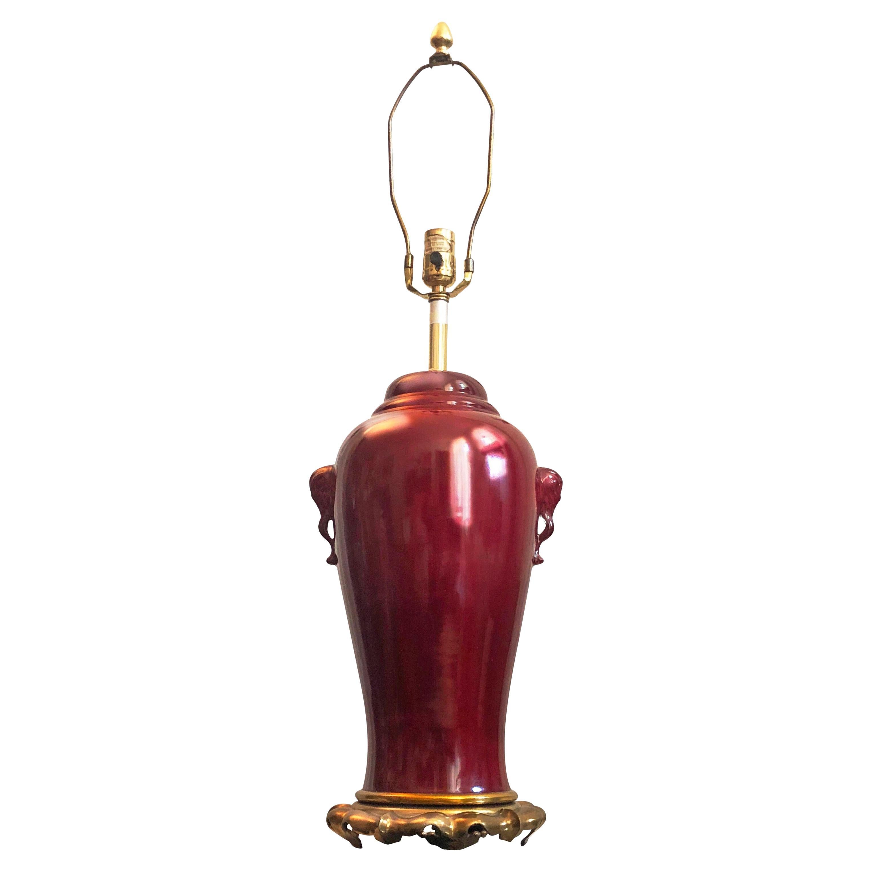 Marbro lampe de bureau chinoise en forme d'urne à poignée en forme d'éléphant Sangre de Bœuf Regency en vente