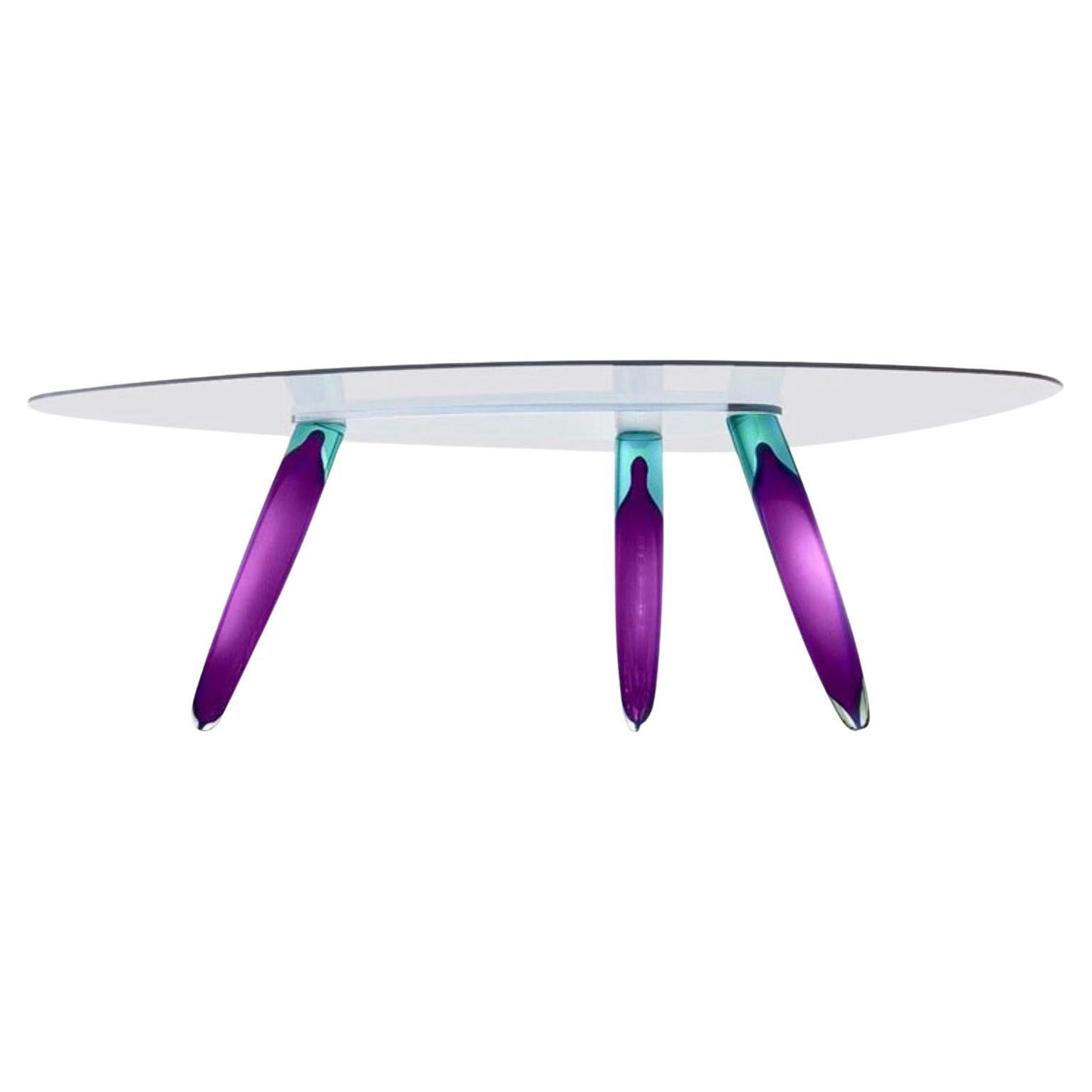 Roche Bobois Murano Art Glass Dining Table by Maurice Barilone, Purple & Blue, Ein von Maurice Barilone für Roche Bobois, Paris, entworfener Murano-Esstisch mit drei Beinen aus zweifarbigem mundgeblasenem Glas, signiert am Fuß eines Beins, Maße: