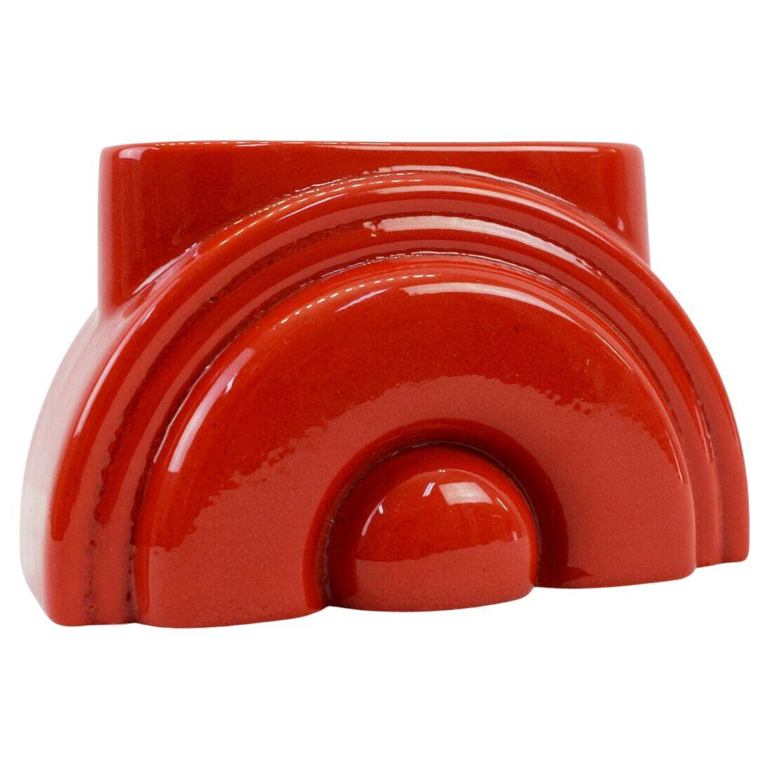 Pierre Cardin moderne rote Porzellanvase Franco Pozzi Ceramica, 1970er Jahre, Italien. Wunderschönes modernes Stück. Ein roter Regenbogen oder eine aufgehende Sonne, signiert. Franco Pozzi Ceramica für Pierre Cardin, um 1970.