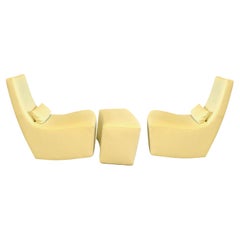 Ensemble de deux fauteuils à bascule Ligne Roset en cuir avec ottoman, coupe à beurre crème