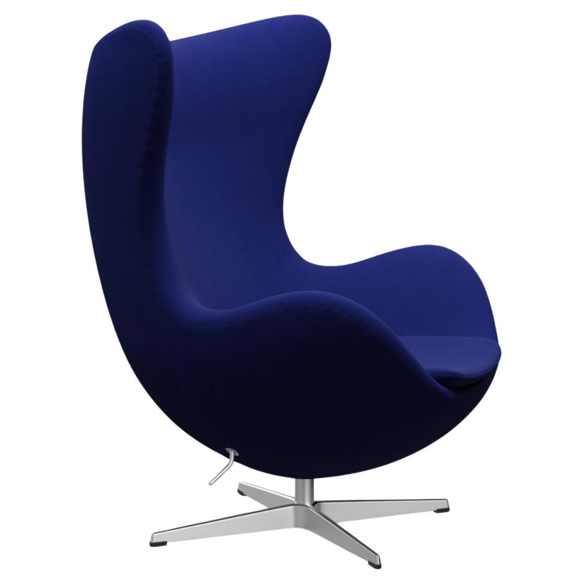 Der Egg Stuhl von Arne Jacobsen für Fritz Hansen, Blau, Dänemark, 1958, 2000er Jahre.  Das Scalamandre Ozelot-Wurfkissen auf dem Hauptbild dient nur zu Ausstellungszwecken und ist NICHT im Lieferumfang des Stuhls enthalten.  

Der Egg™-Stuhl von