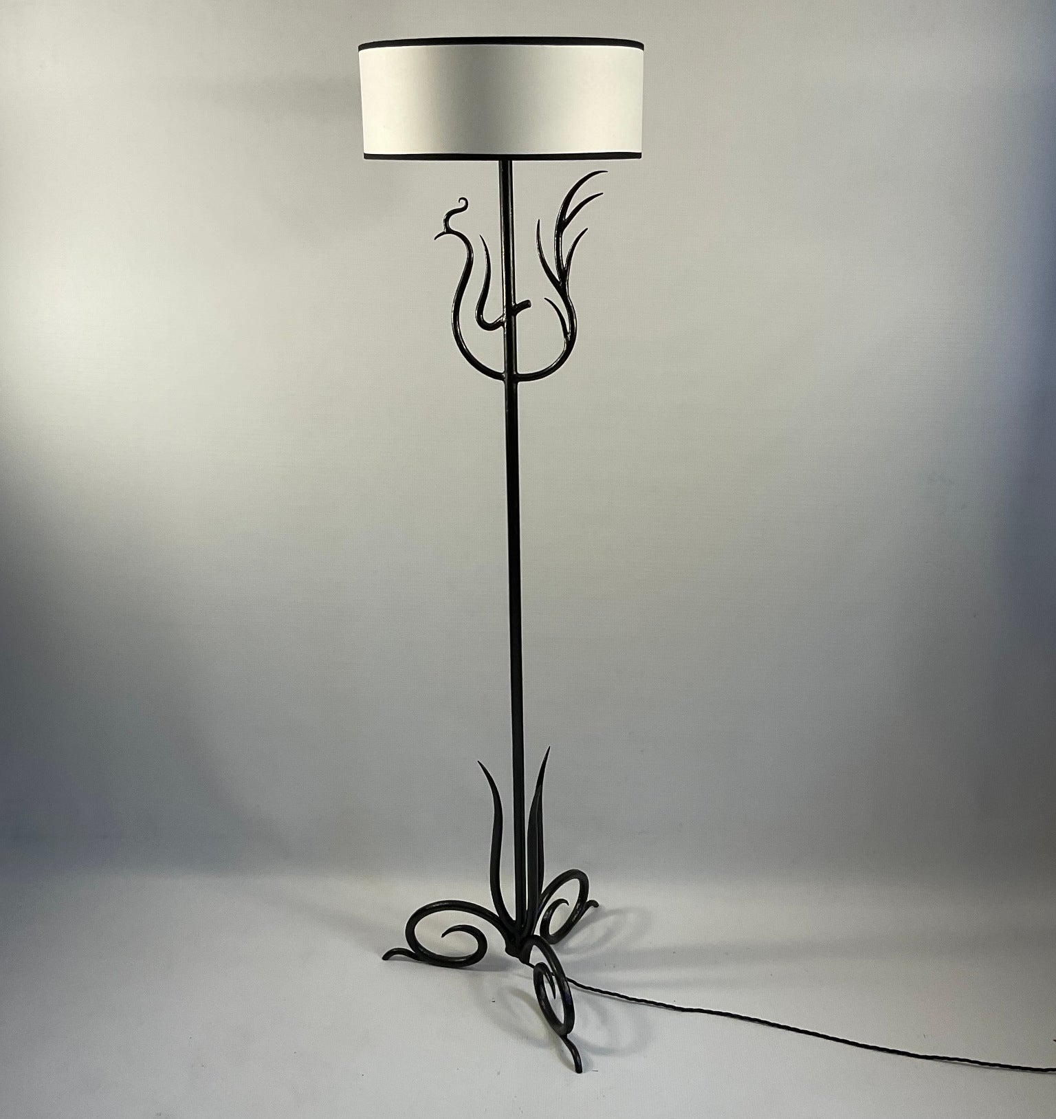 Ce lampadaire français en fer forgé des années 1940 pourrait être une interprétation de la créature mythique 