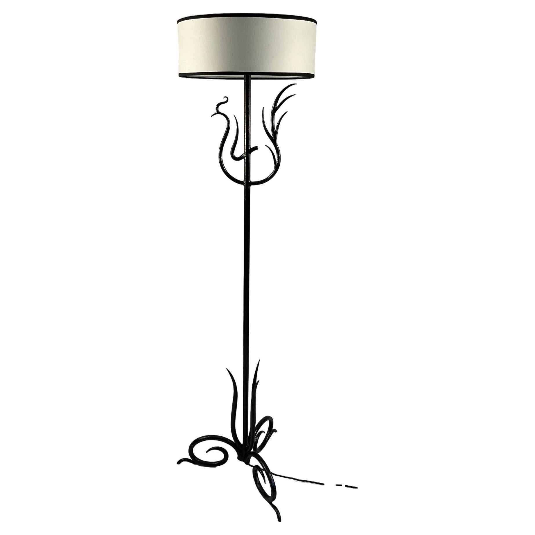 Schmiedeeiserne Stehlampe aus den 1940er Jahren mit dem Design eines Phoenix.