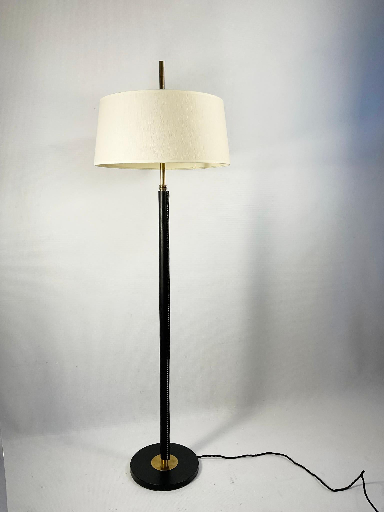 Francese Lampada da terra regolabile in ottone degli anni '50 con finiture in pelle e cuciture Saddle in vendita