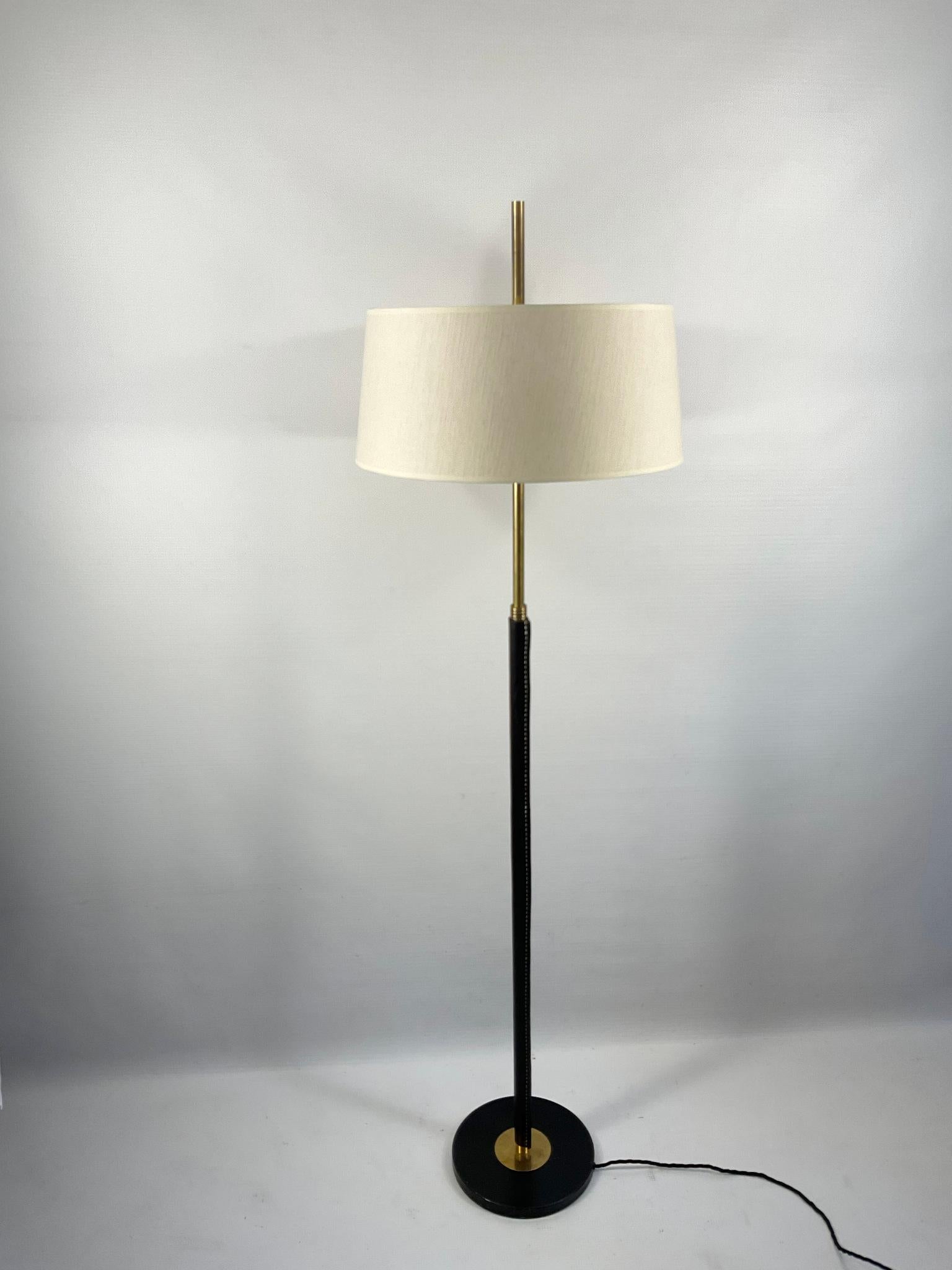 Mid-Century moderno Lampada da terra regolabile in ottone degli anni '50 con finiture in pelle e cuciture Saddle in vendita