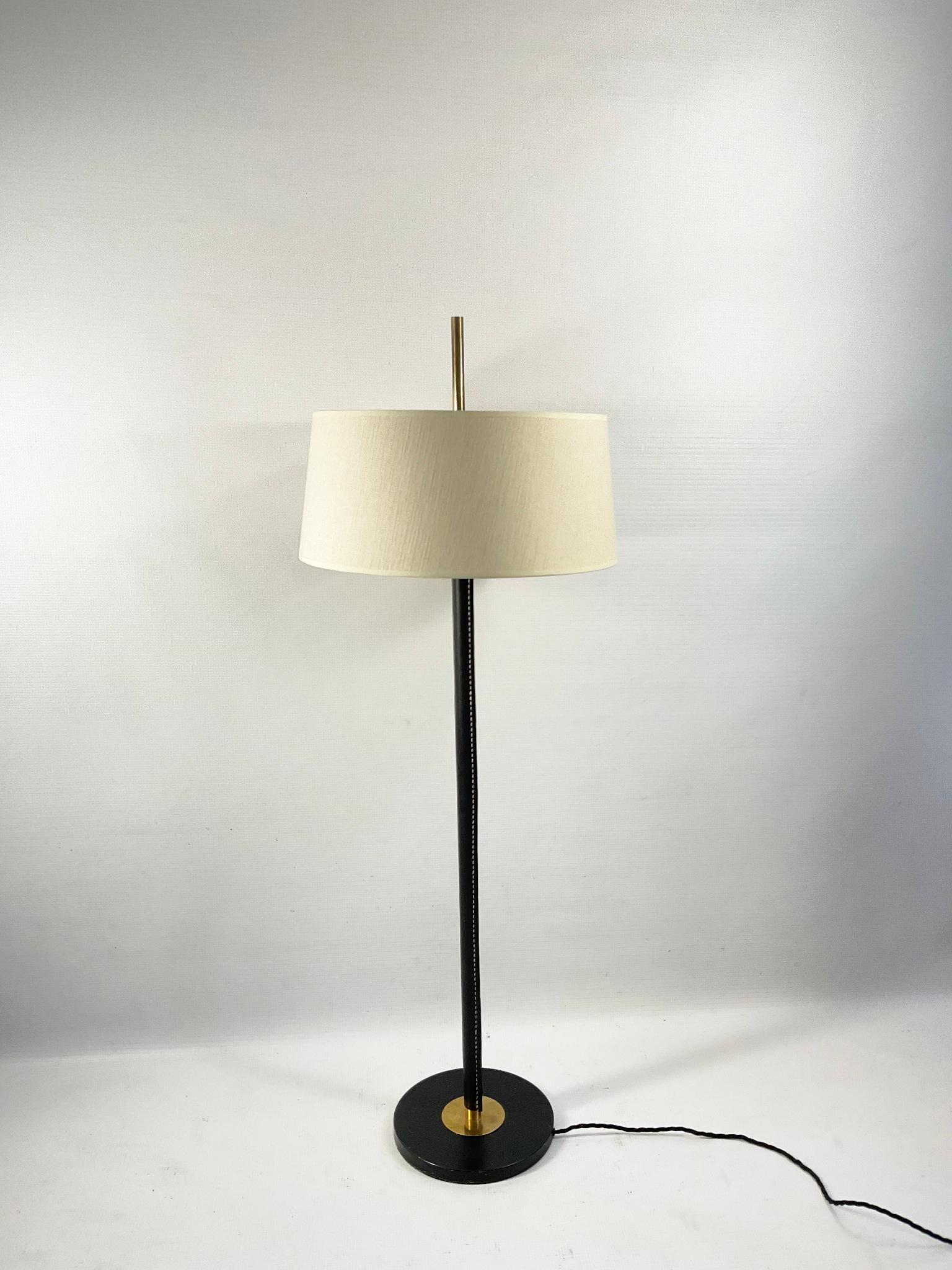 Oggetti in metallo Lampada da terra regolabile in ottone degli anni '50 con finiture in pelle e cuciture Saddle in vendita