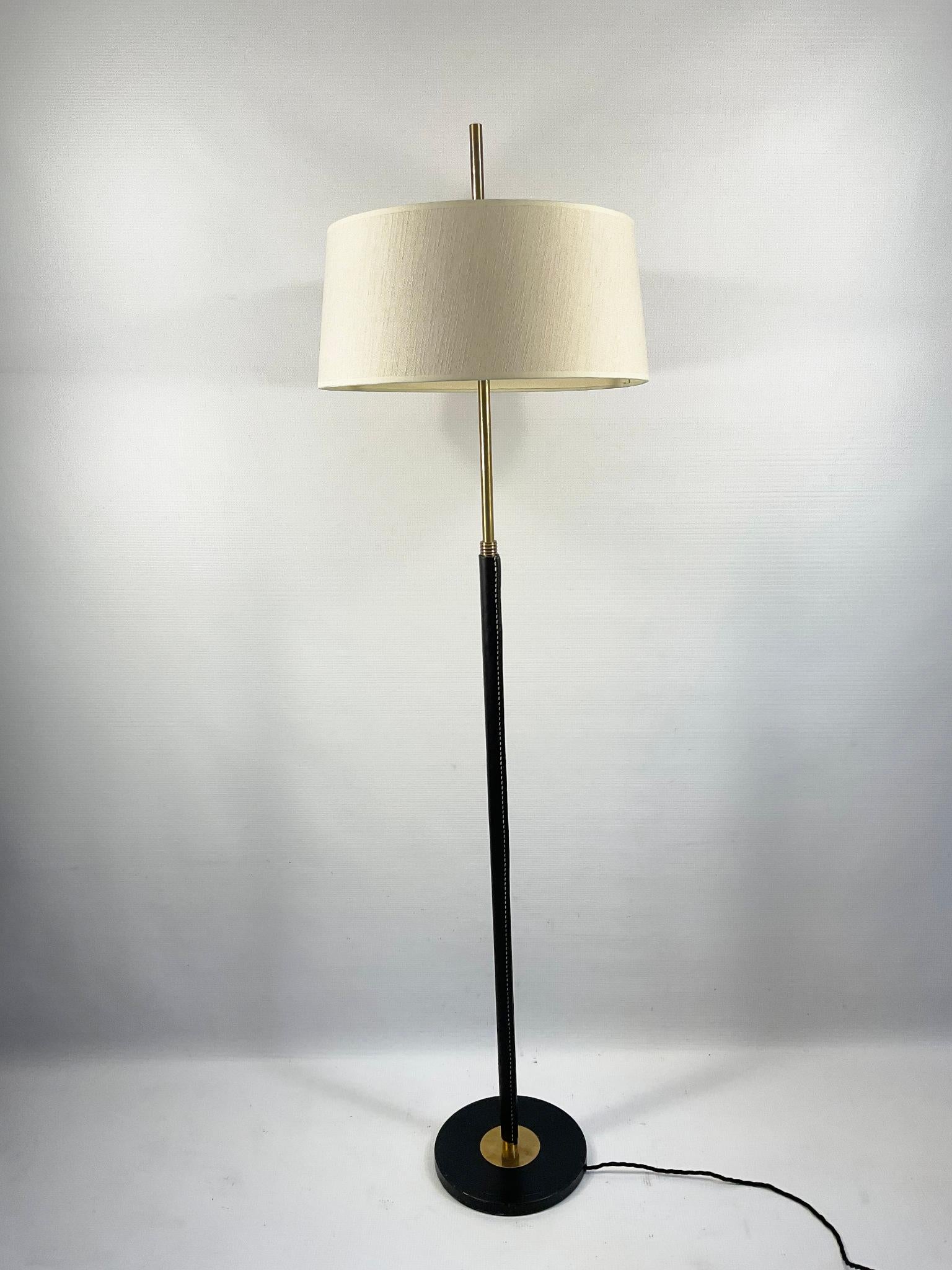 Lampada da terra francese degli anni '50 con braccio in ottone regolabile in altezza.
Lavorazione artigianale di alta qualità con finitura in pelle con cuciture a sella.
Per emulare gli stili di Jacques Adnet o Paul Dupré-Lafon
Regolabile: Da 125 cm