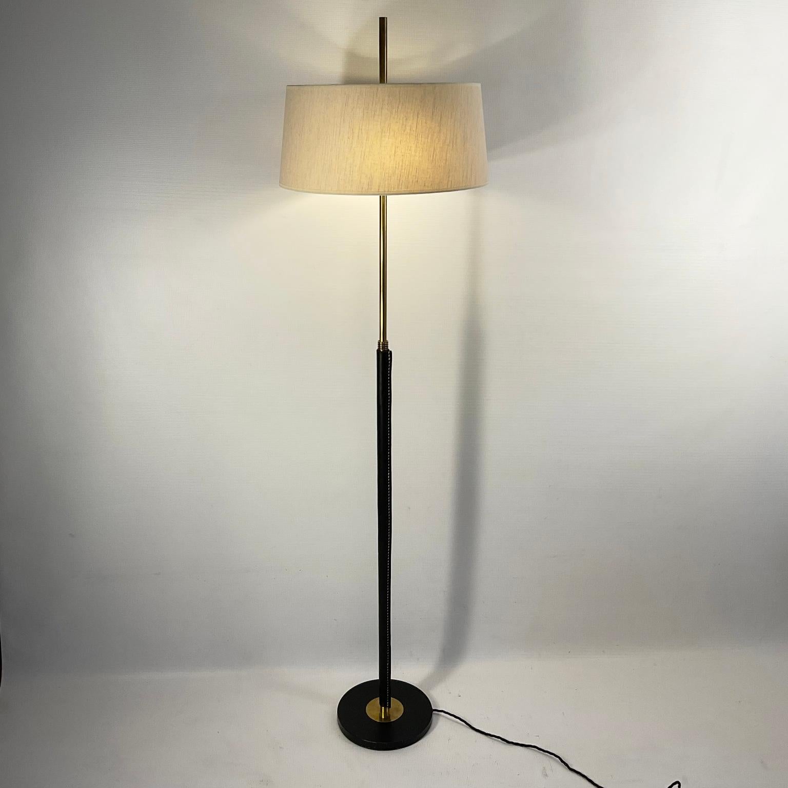 Ottone Lampada da terra regolabile in ottone degli anni '50 con finiture in pelle e cuciture Saddle in vendita