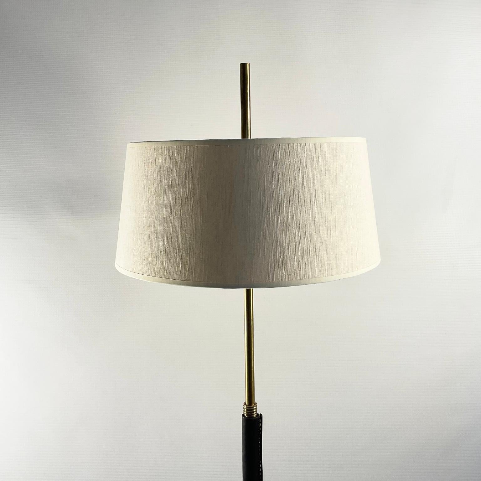 Lampada da terra regolabile in ottone degli anni '50 con finiture in pelle e cuciture Saddle In condizioni buone in vendita a London, GB