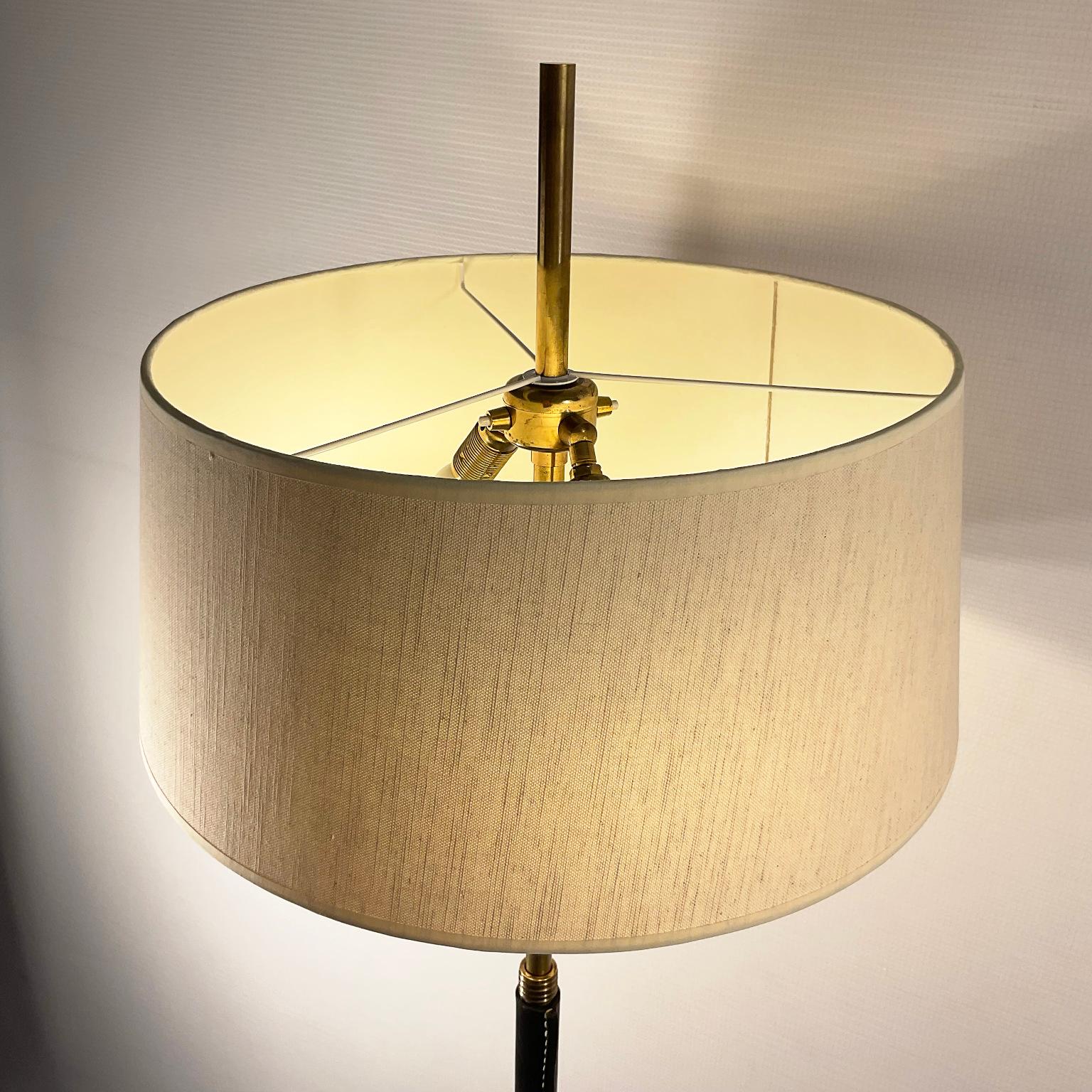 Lampada da terra regolabile in ottone degli anni '50 con finiture in pelle e cuciture Saddle in vendita 1