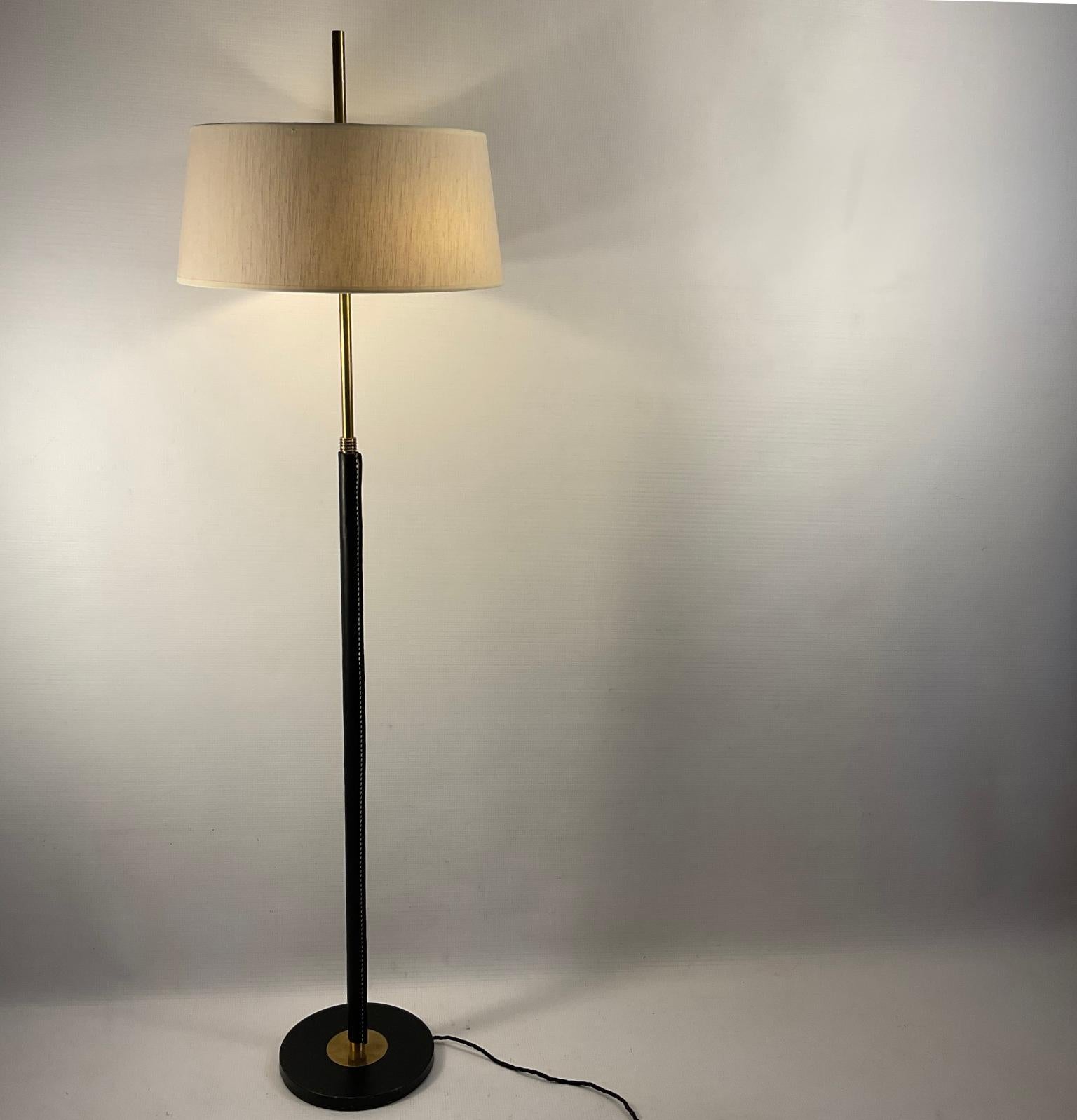 Lampada da terra regolabile in ottone degli anni '50 con finiture in pelle e cuciture Saddle in vendita 2
