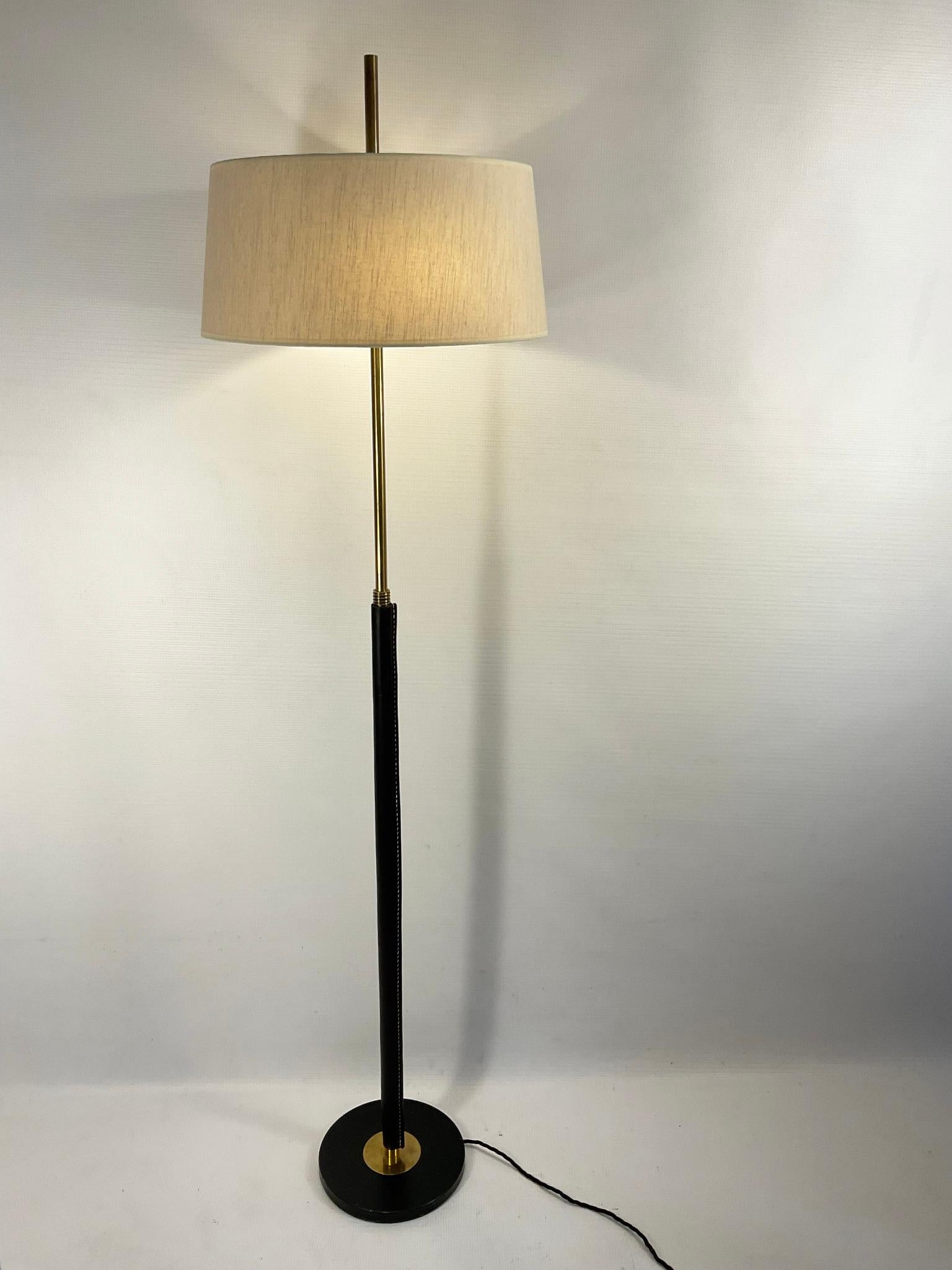 Lampada da terra regolabile in ottone degli anni '50 con finiture in pelle e cuciture Saddle in vendita 3