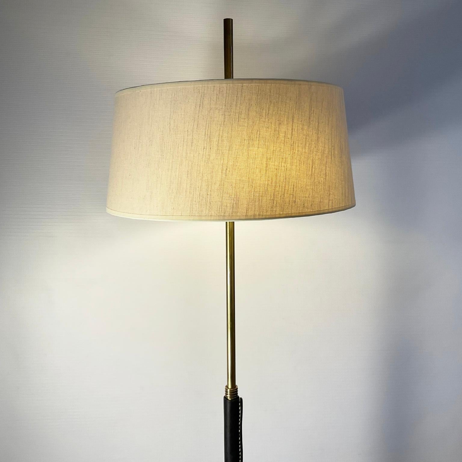 Lampada da terra regolabile in ottone degli anni '50 con finiture in pelle e cuciture Saddle in vendita 4