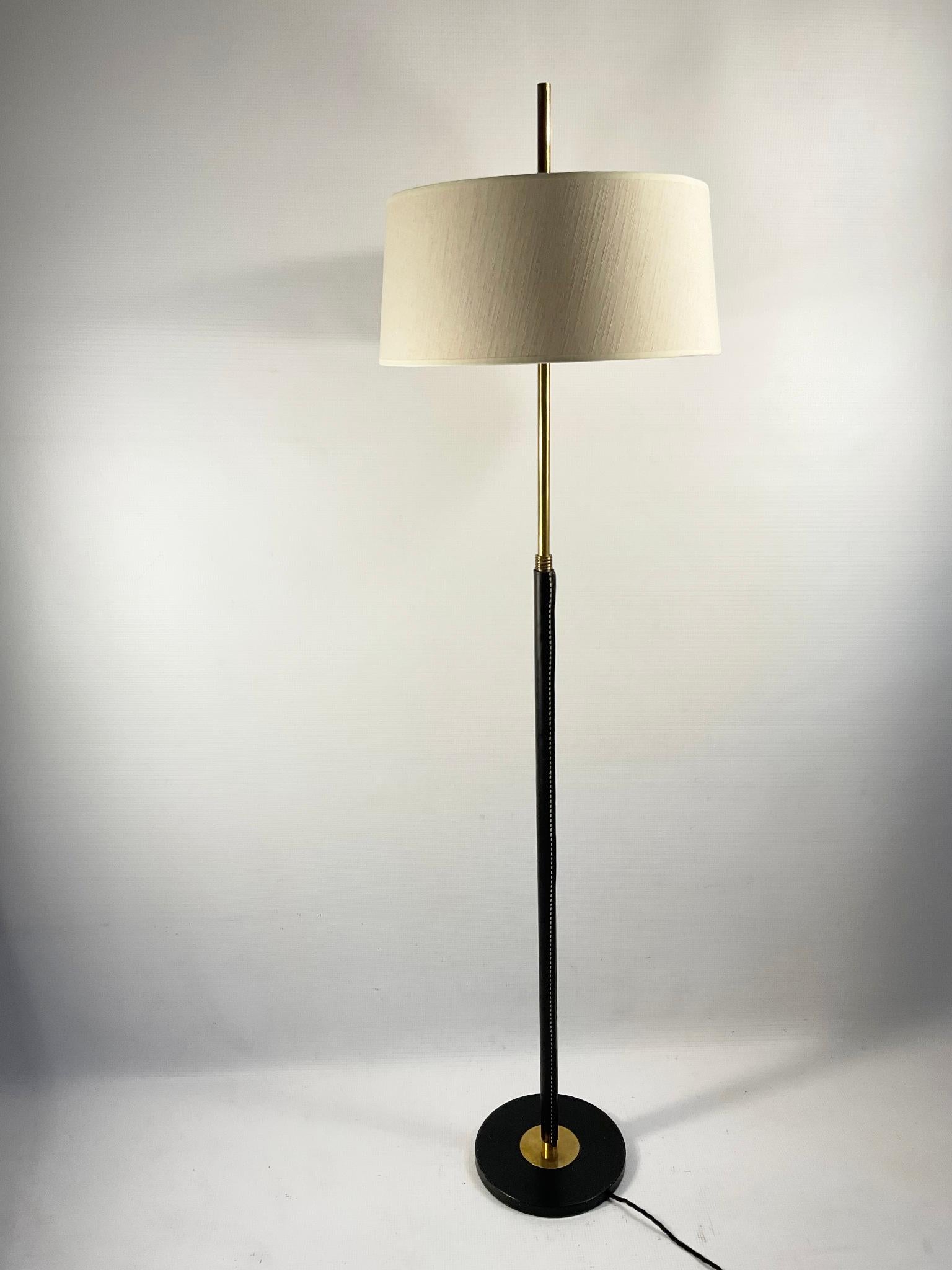 Lampada da terra regolabile in ottone degli anni '50 con finiture in pelle e cuciture Saddle in vendita 5