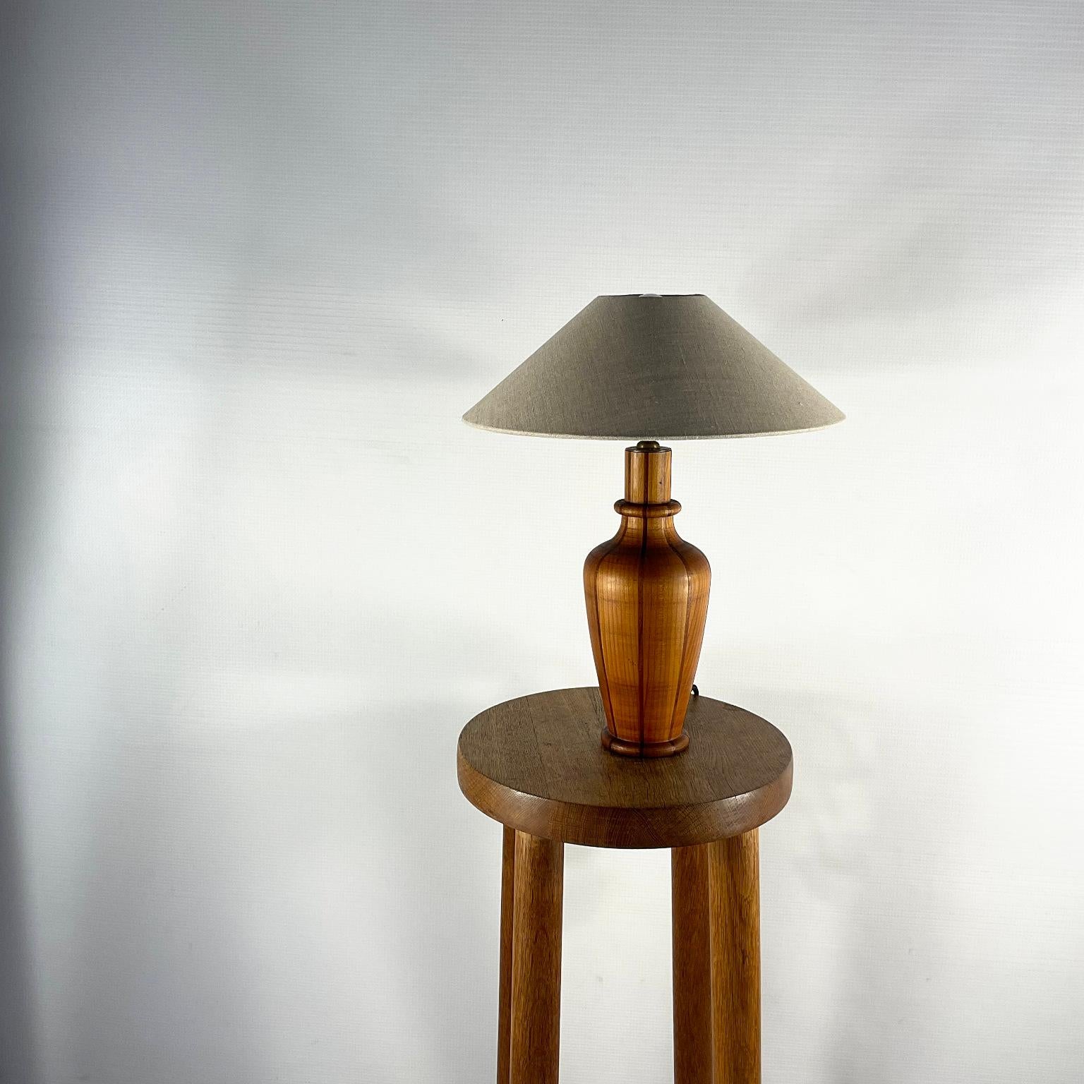 Mid-Century Modern Lampe de table ébéniste des années 1950 en vente