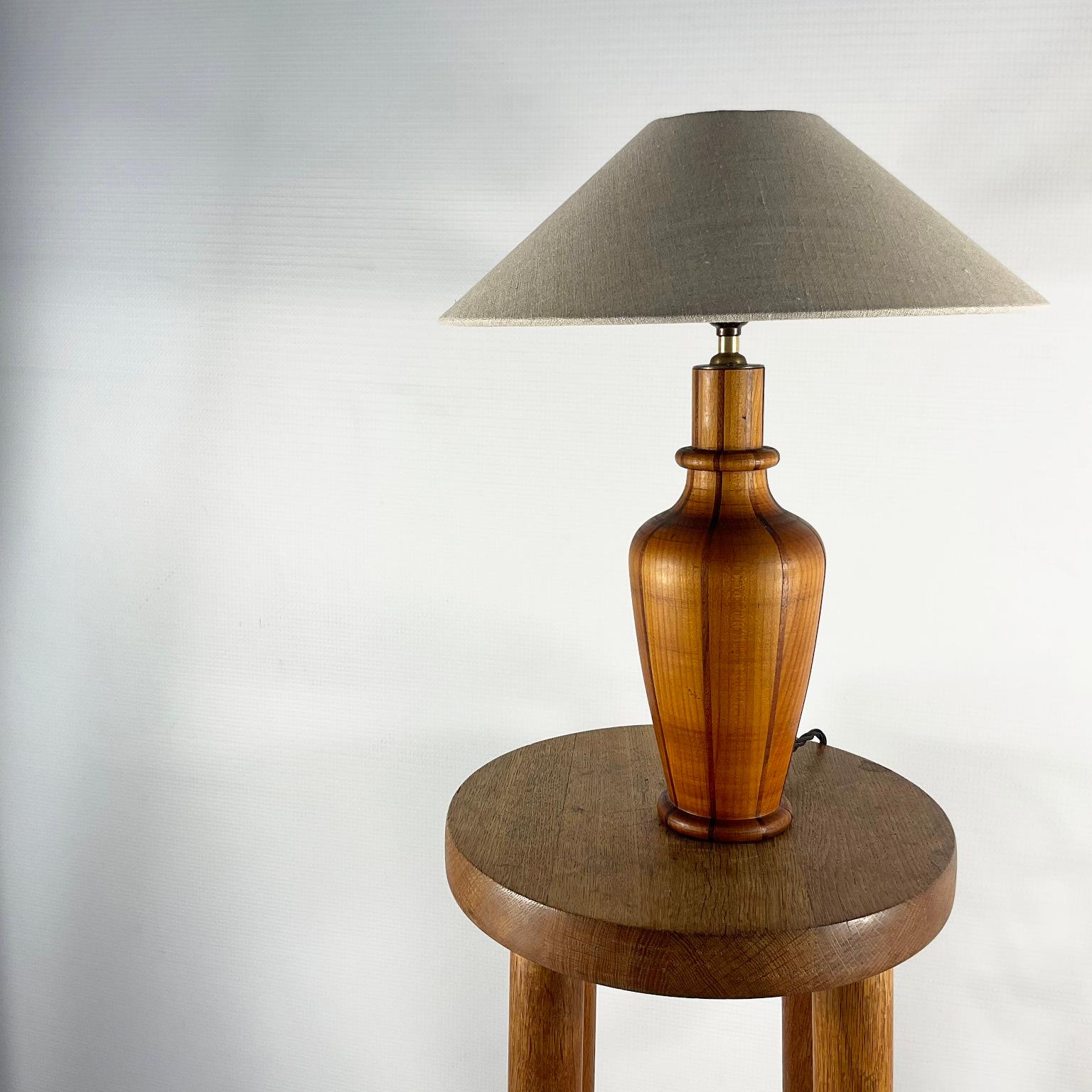 Français Lampe de table ébéniste des années 1950 en vente