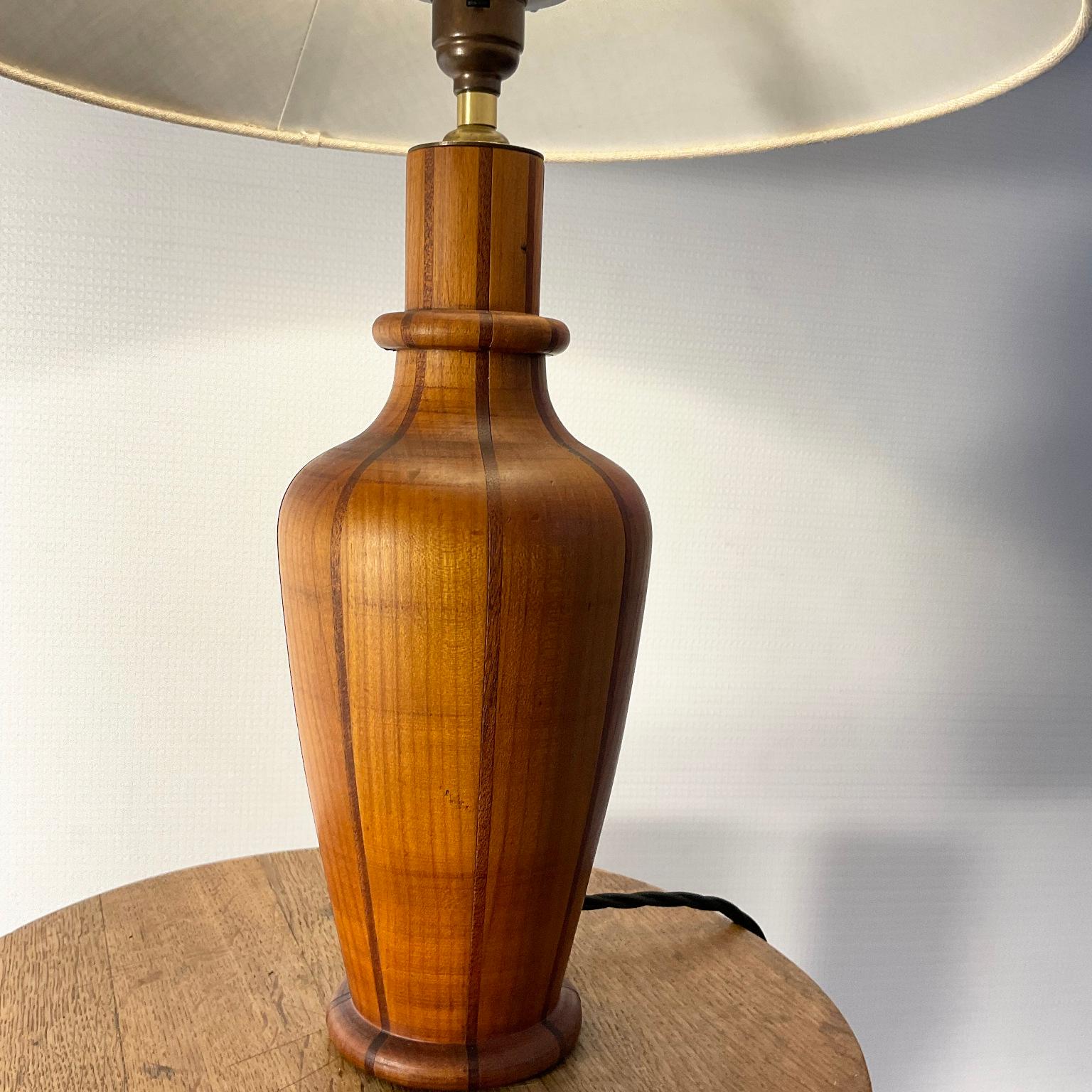 Bois Lampe de table ébéniste des années 1950 en vente