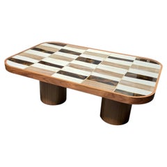 Tavolino ovale moderno con base cilindrica in noce e mosaico di vetro di Ercole Home
