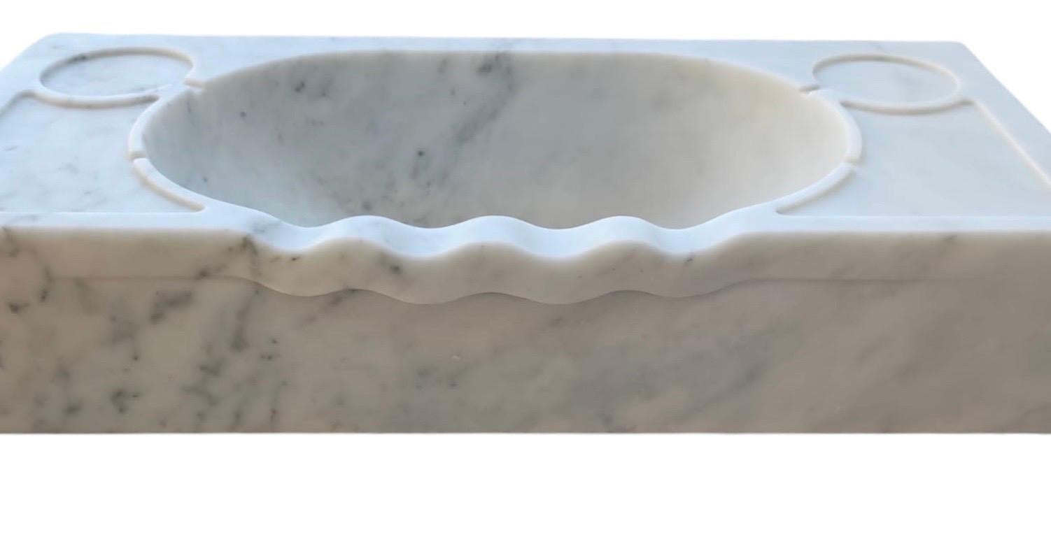 Sculpté Cuvette d'évier en marbre festonné en vente