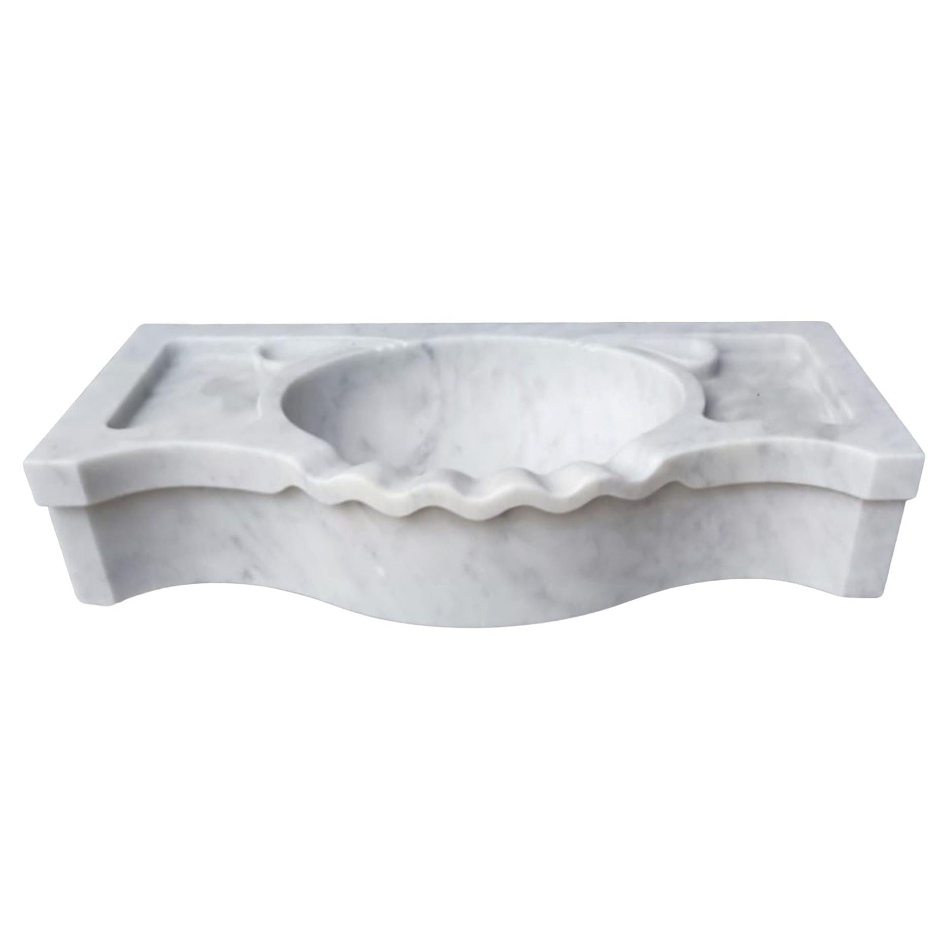 Éviers classiques en marbre serpentin
Ce magnifique évier italien classique et intemporel est taillé dans un seul bloc de marbre blanc. Ces designs n'ont pas changé depuis l'époque grecque et romaine, ils ont une superbe valeur artistique et