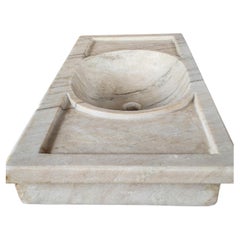 Lavabo in marmo con motivi decorativi