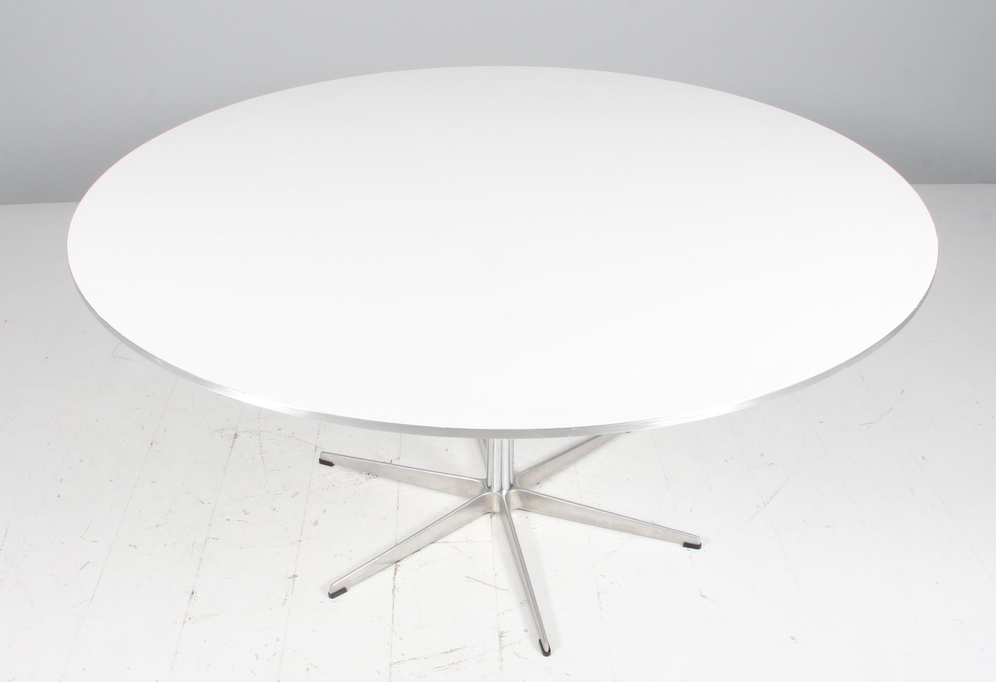 Tavolo da pranzo Piet Hein & Arne Jacobsen con nuovo piatto laccato.

base a sei stelle in alluminio e acciaio.

Prodotto da Fritz Hansen.