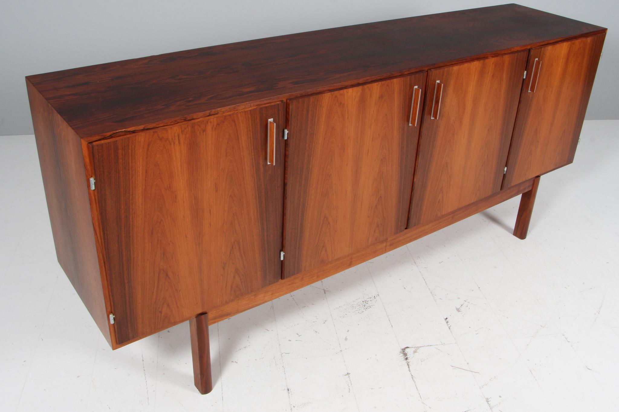 Credenza/armadio di Arne Vodder in parte in palissandro massiccio. 4 ante, cassetti e ripiani dietro. Dettagli in alluminio.

Prodotto da Vamo negli anni '60