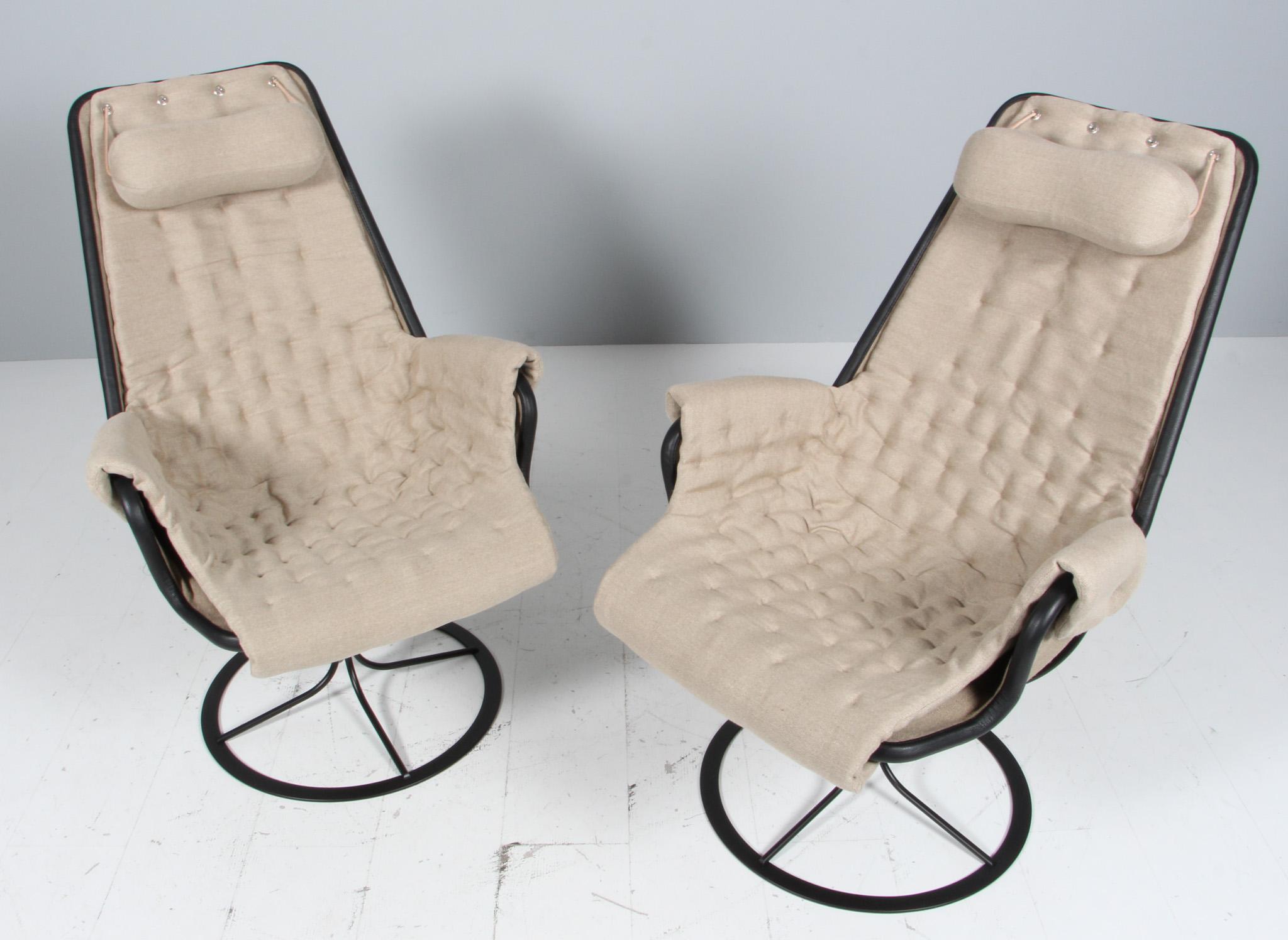 Chaise longue Jetson de Bruno Mathsson avec toile et détails en cuir noir.

Cadre en acier peint par poudrage noir.

Fabriqué par DUX.

Prix par chaise !