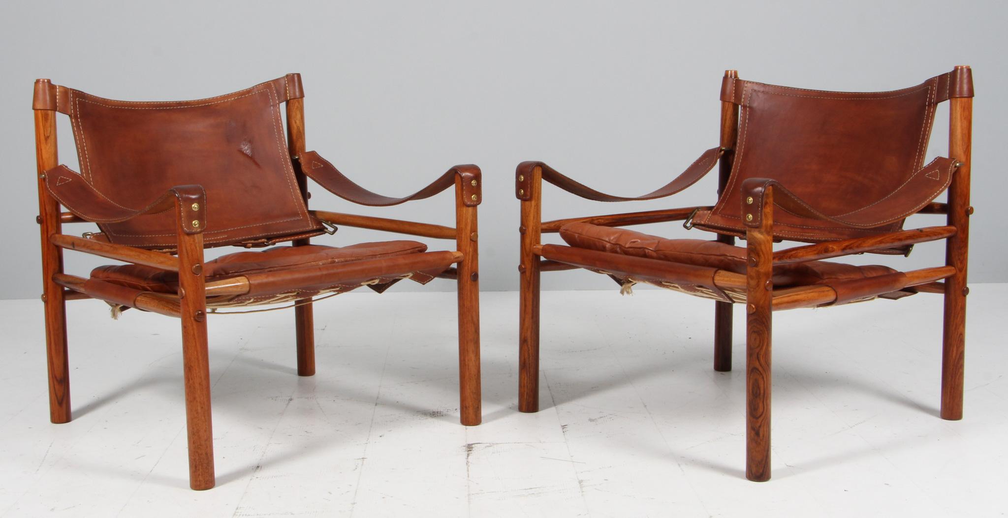 Conjunto de sillas safari Arne Norell. Cojines originales tapizados en cuero patinado.

Marco de madera de palisandro.

Modelo Scirocco, fabricado por Norell.